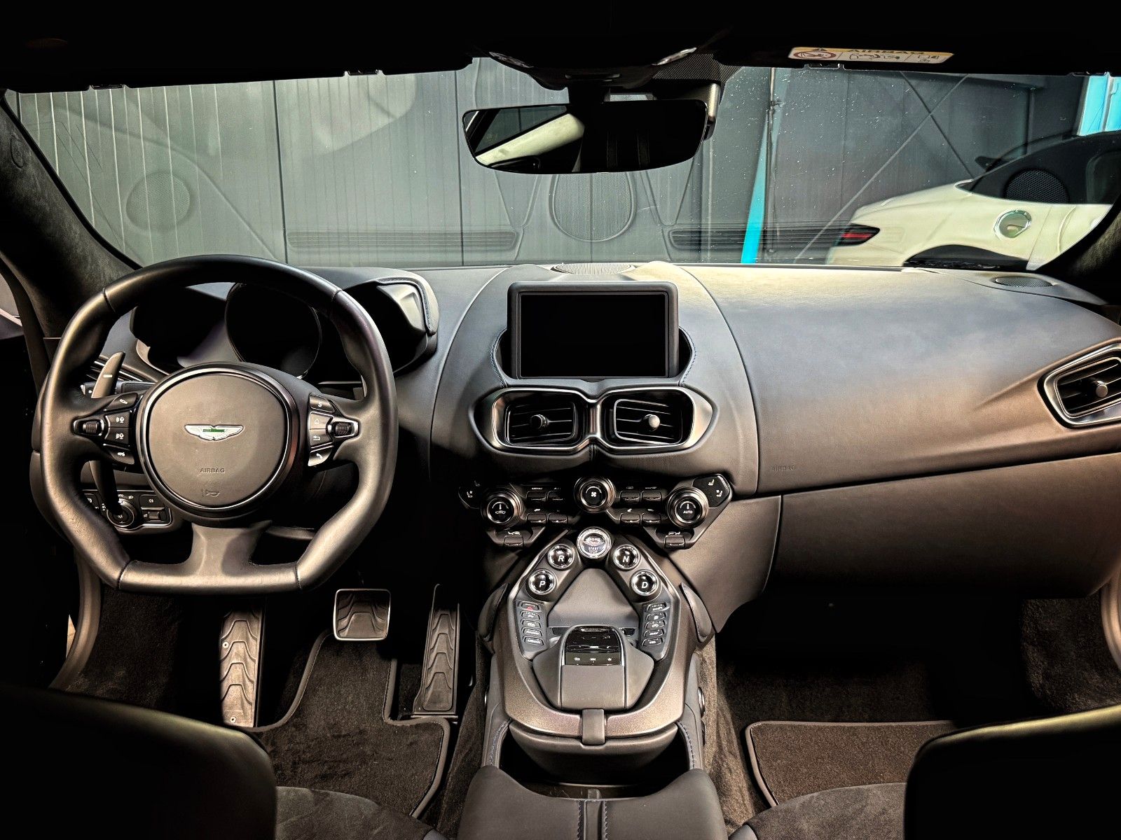 Fahrzeugabbildung Aston Martin V8 Vantage