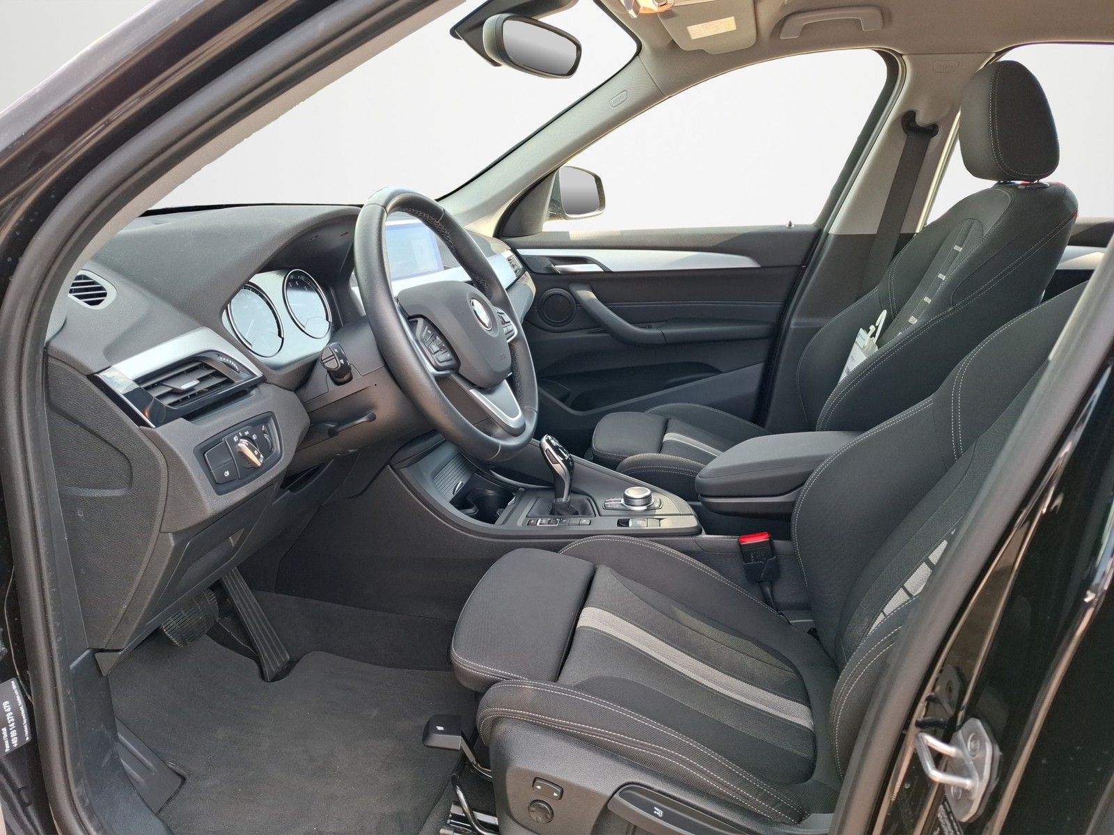 BMW X1 xDrive 20 i Advantage AUTOMATIK / AHK / NAVI - Image 9