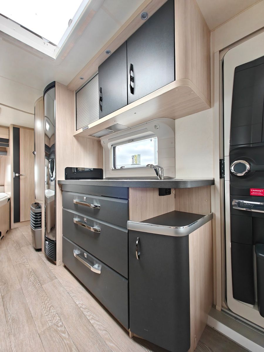 Fahrzeugabbildung Hobby De Luxe Edition 650 KMFe - Etagenbetten, 2x Sitz