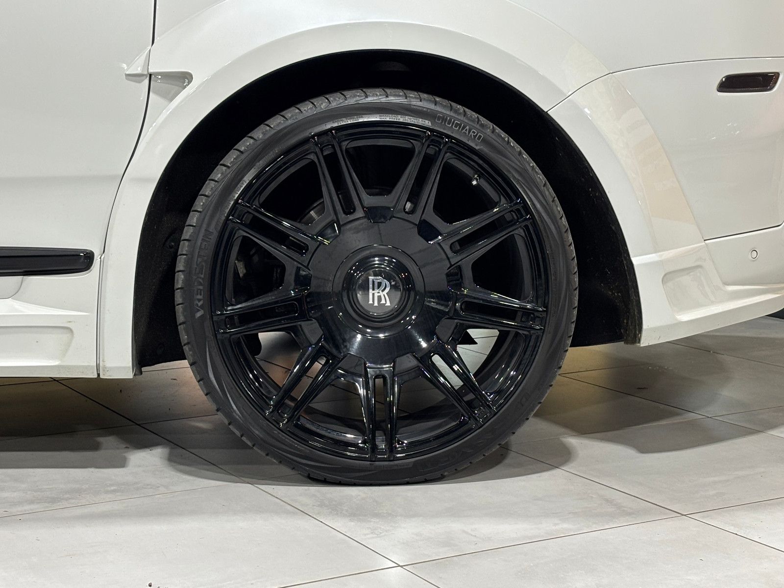 Fahrzeugabbildung Rolls-Royce Cullinan/NOVITEC/WIDEBODY/24''/FOND-TV/STERNEHIM