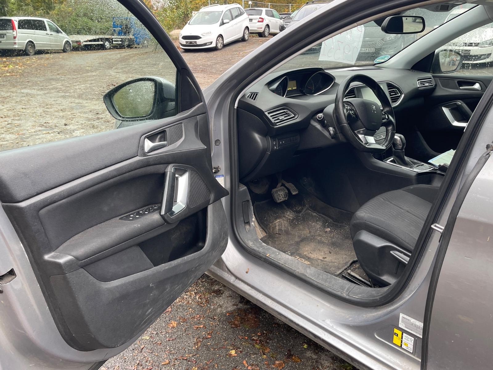 Peugeot 308 2015 — photo 23