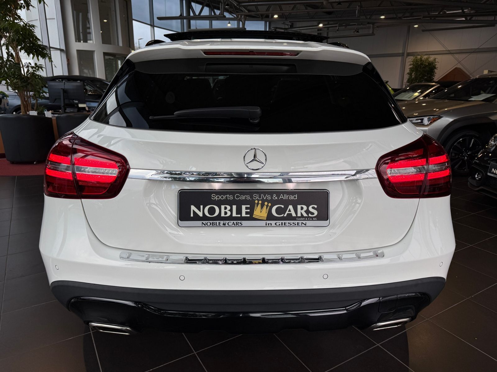 Fahrzeugabbildung Mercedes-Benz GLA 200 Night PANO LED NAVI