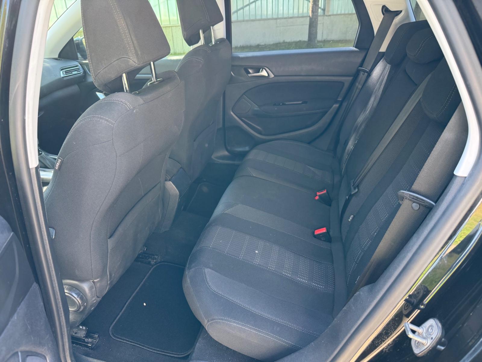 Peugeot 308 2015 — interior