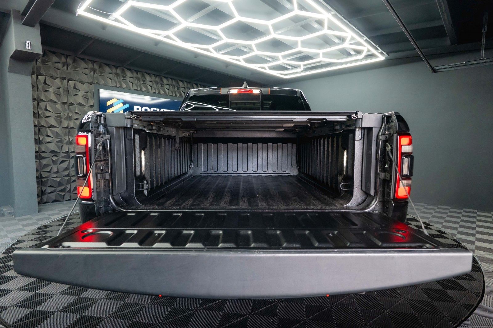 Fahrzeugabbildung Dodge RAM 5.7 V8 HEMI 4x4 NIGHT LARAMIE *Pano*RAMBOX*