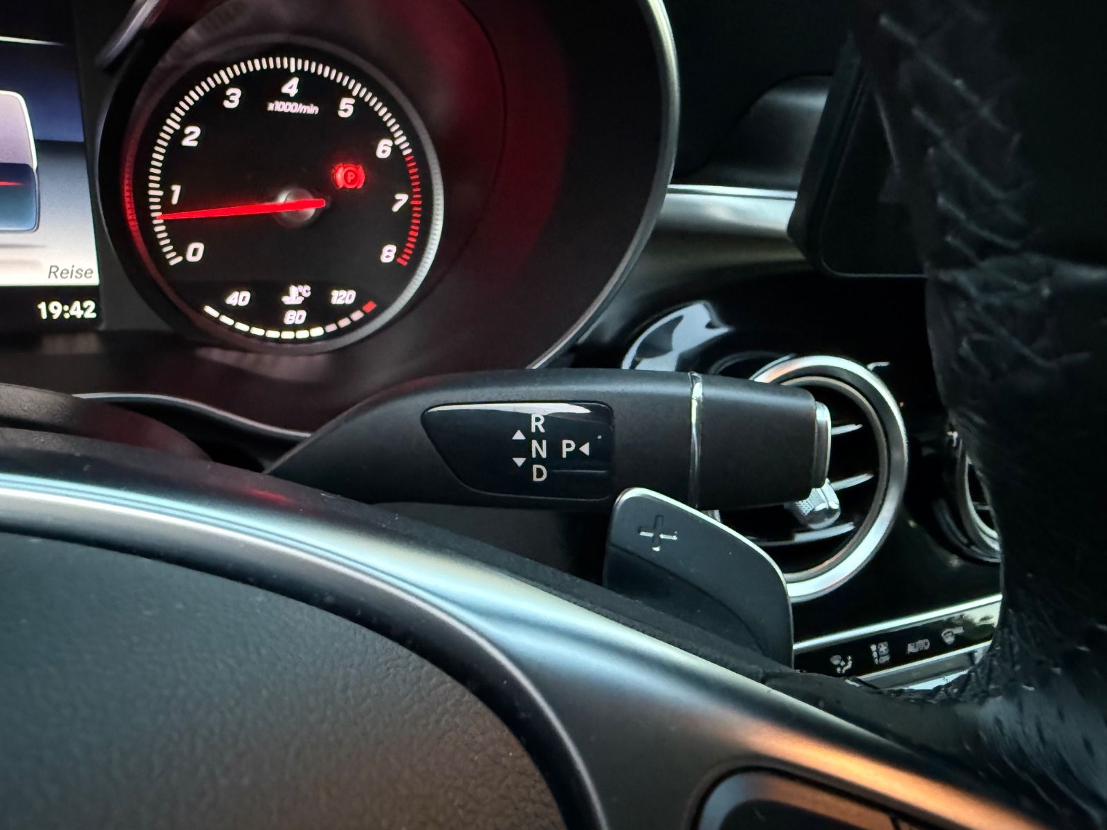 Fahrzeugabbildung Mercedes-Benz C 200 AMG Line Autom.Leder/R-Kamera/LED/Garantie