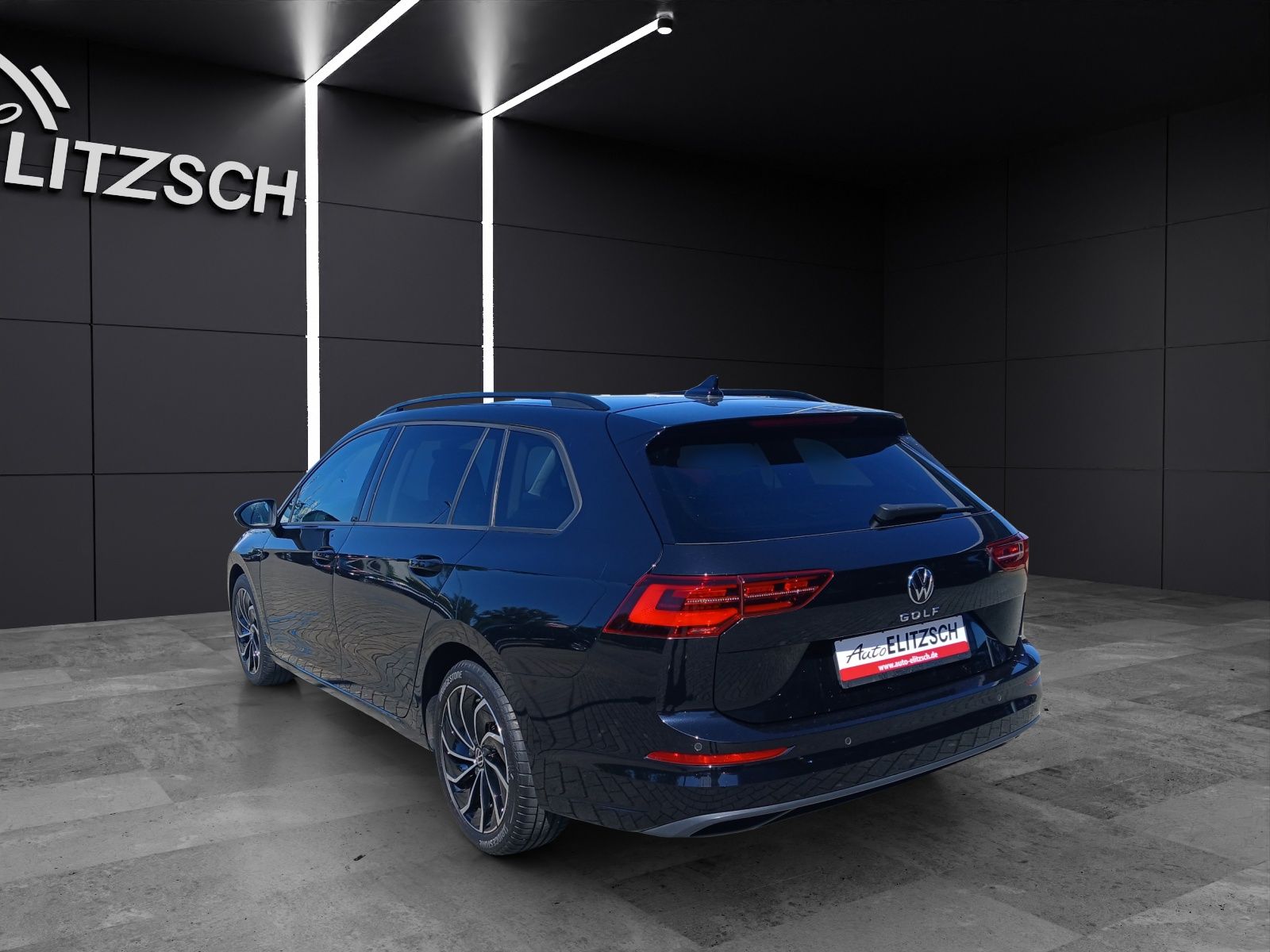 Fahrzeugabbildung Volkswagen Golf VIII Variant TSI Life Matrix AHK Navi AID A