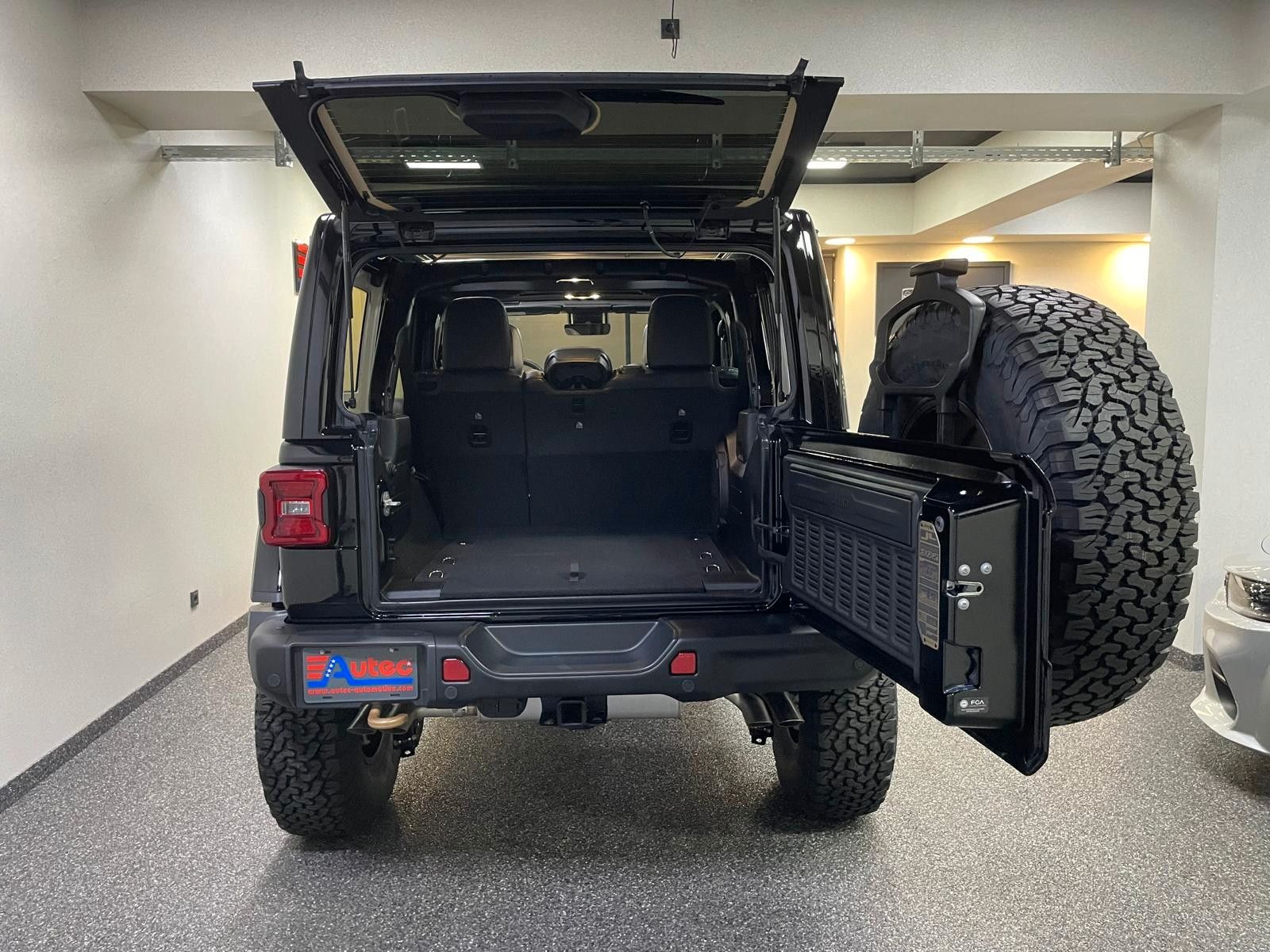 Fahrzeugabbildung Jeep UNLIMITED RUBICON 392 6.4L-V8 SKY-37"-FAHRWERK