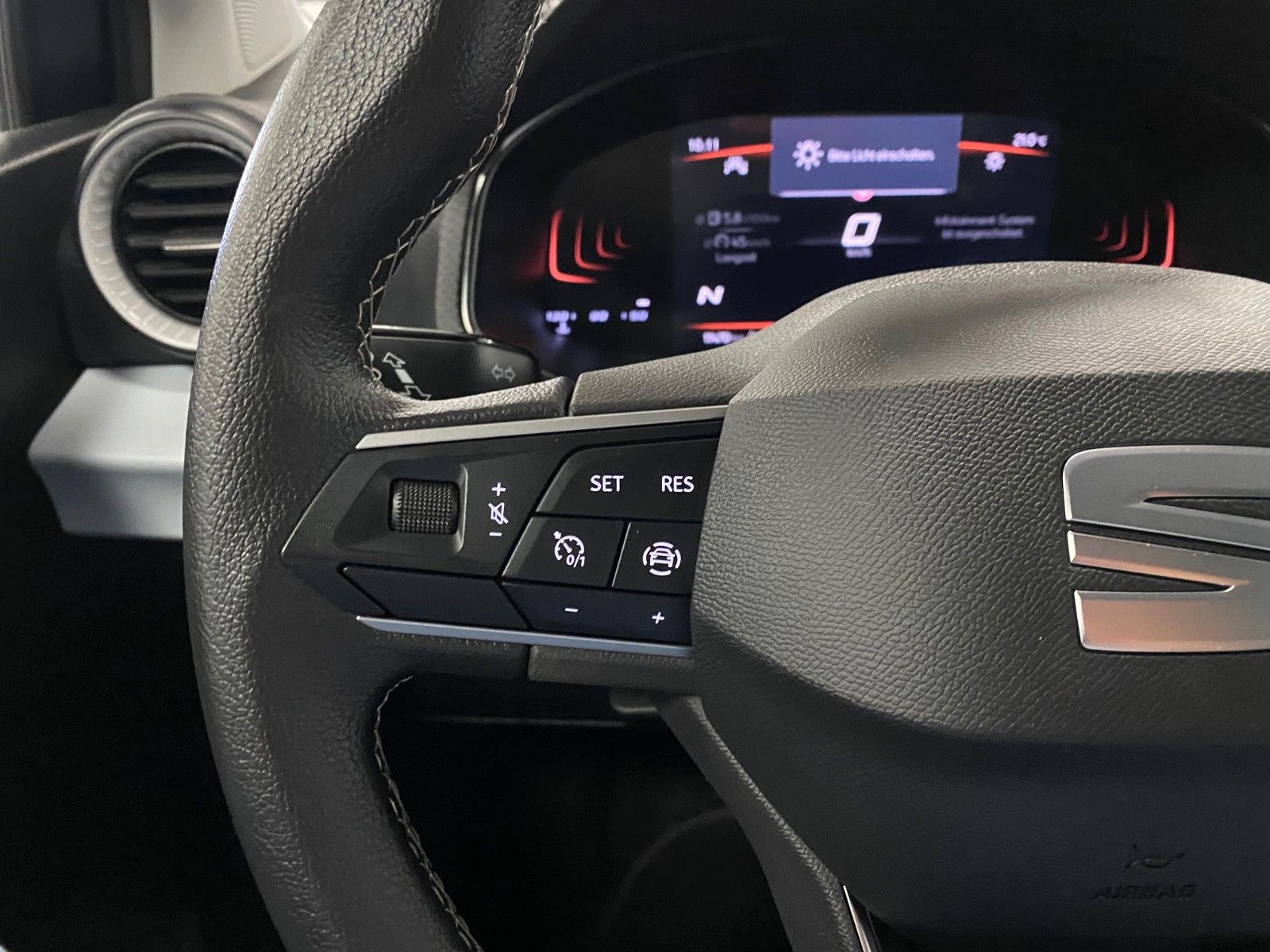 Fahrzeugabbildung SEAT Arona 1.0 TSI STYLE DSG+NAVI+LED+APP+TEMPOMAT+++