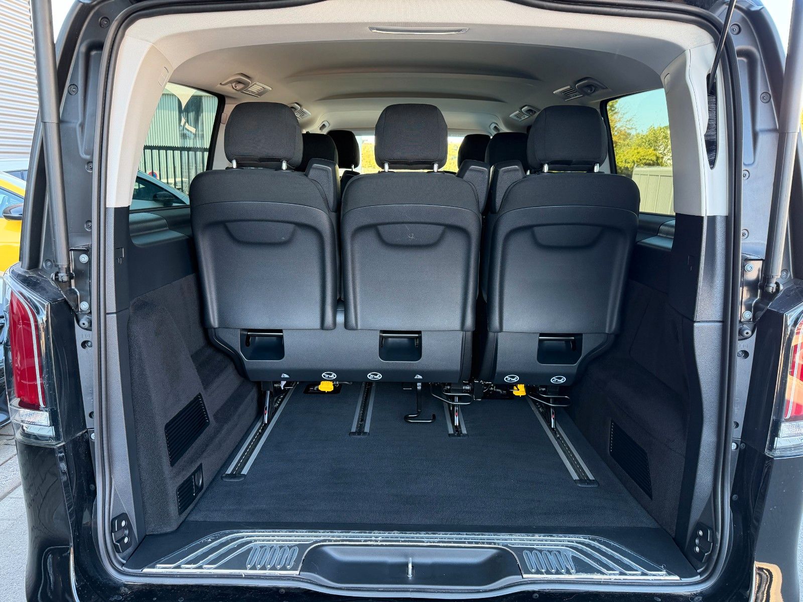 Fahrzeugabbildung Mercedes-Benz V 220 d STYLE AHK2,5to MULTIBEAM 360 DISTRONIC