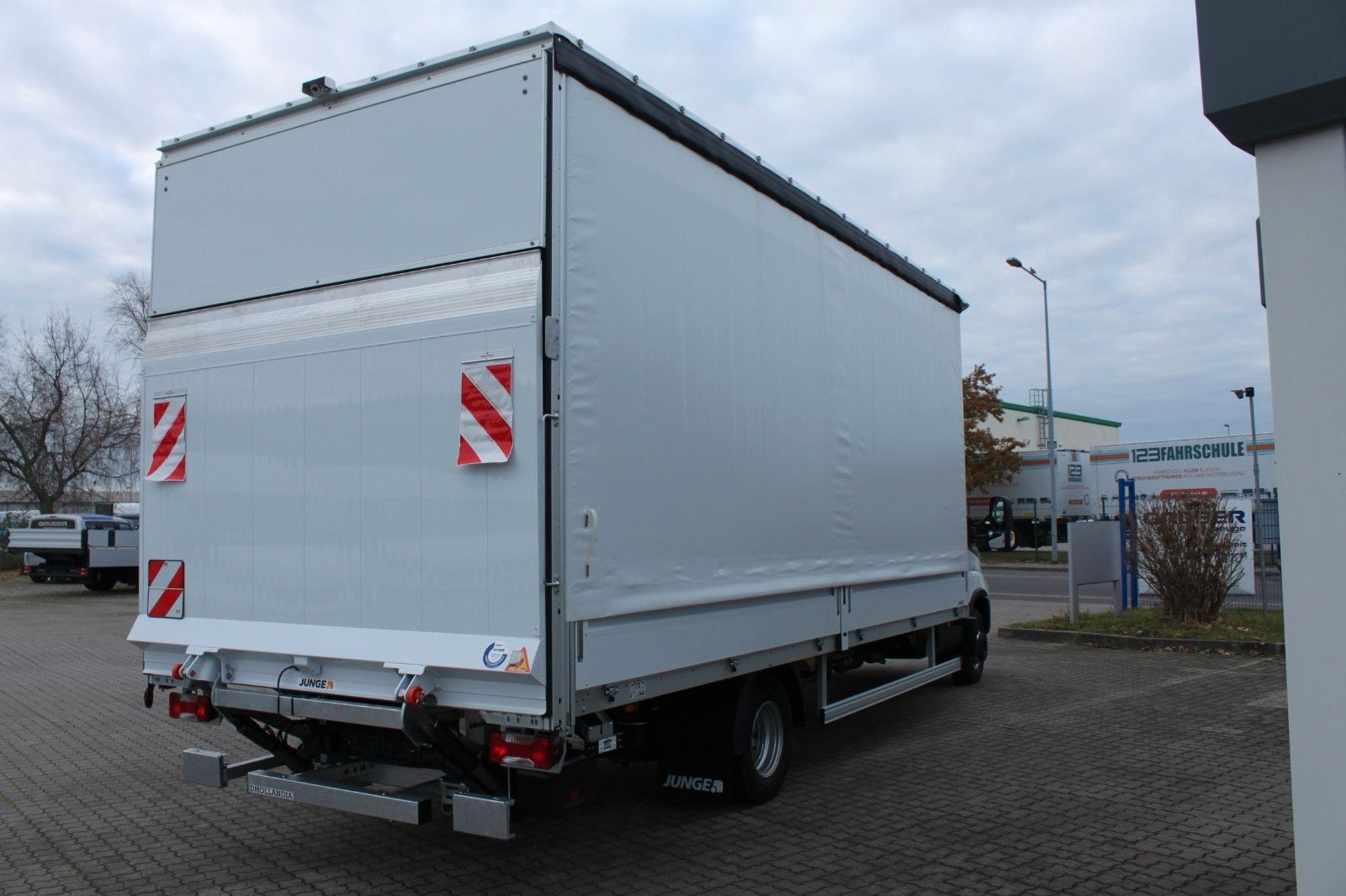 Fahrzeugabbildung Iveco 70C18HA8/P Schiebeplane