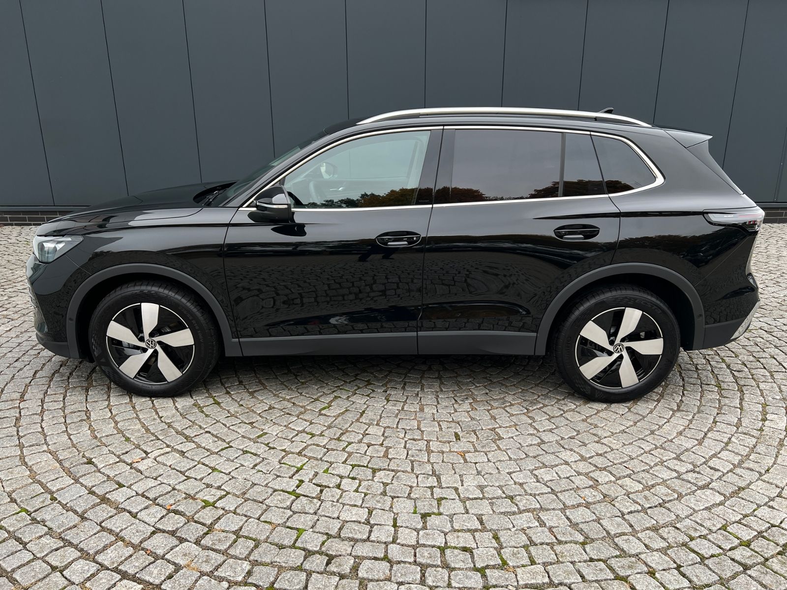 Fahrzeugabbildung Volkswagen Tiguan Elegance 2.0 TDI DSG *AHK, IQ.Light, 18'-