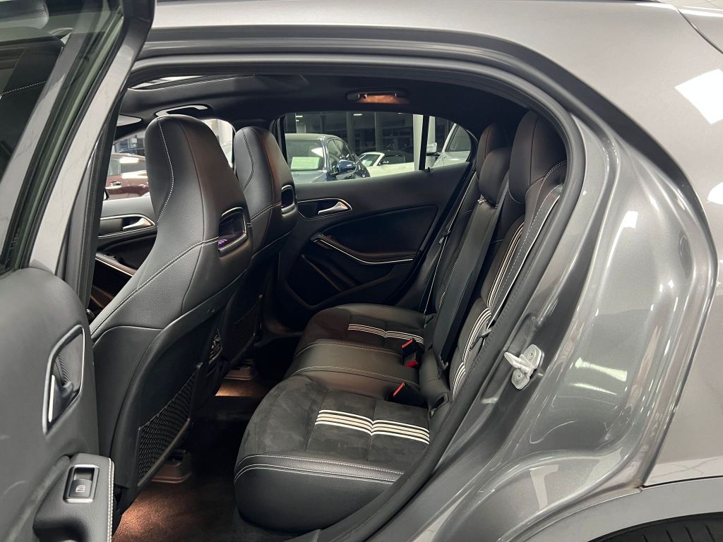 Mercedes-Benz GLA 250 4Matic 7G*AMG*LED*PANO*COMAND*KAMERA*