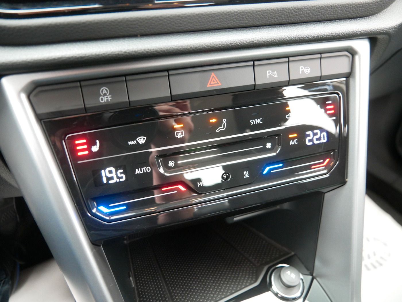 Fahrzeugabbildung Volkswagen T-Roc 1.0 Life NEU36T AHK Standhz SHZ LED Allwet