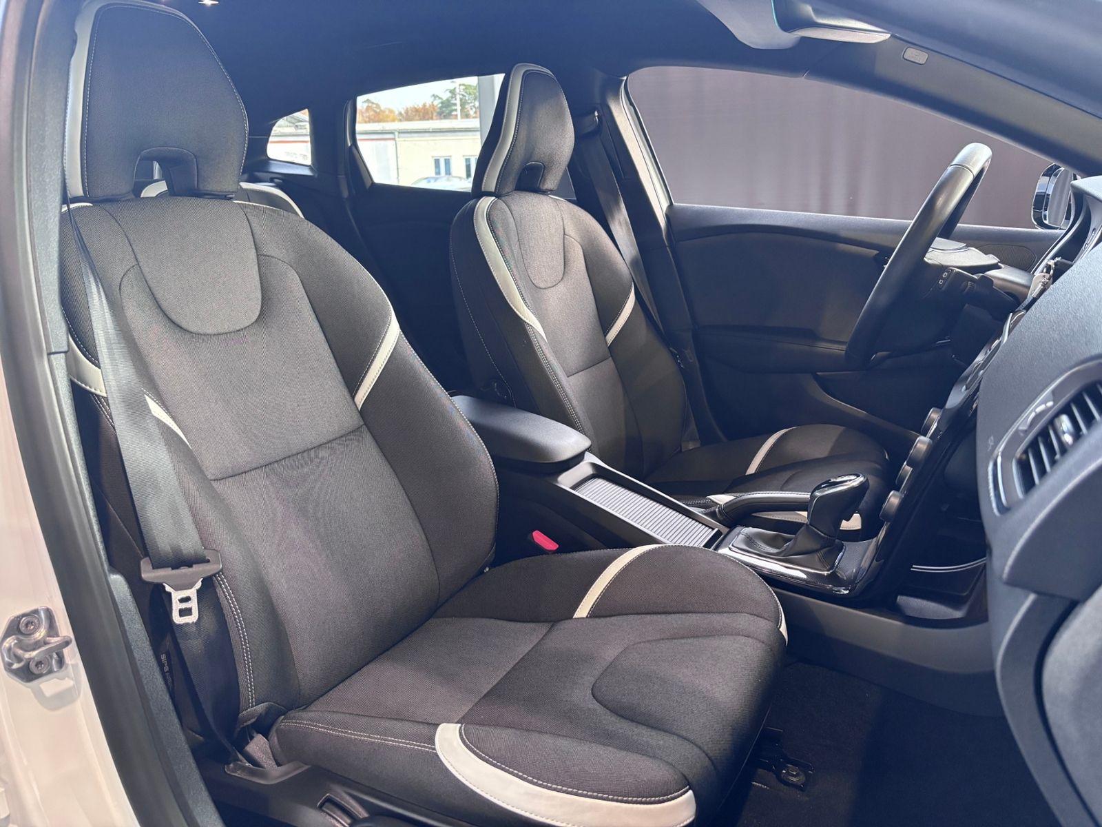 Fahrzeugabbildung Volvo V40 Linje Svart LED NAV SHZ PDC RFK ALU