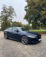 Jaguar XE S Automatik S - blaue Jaguar XE