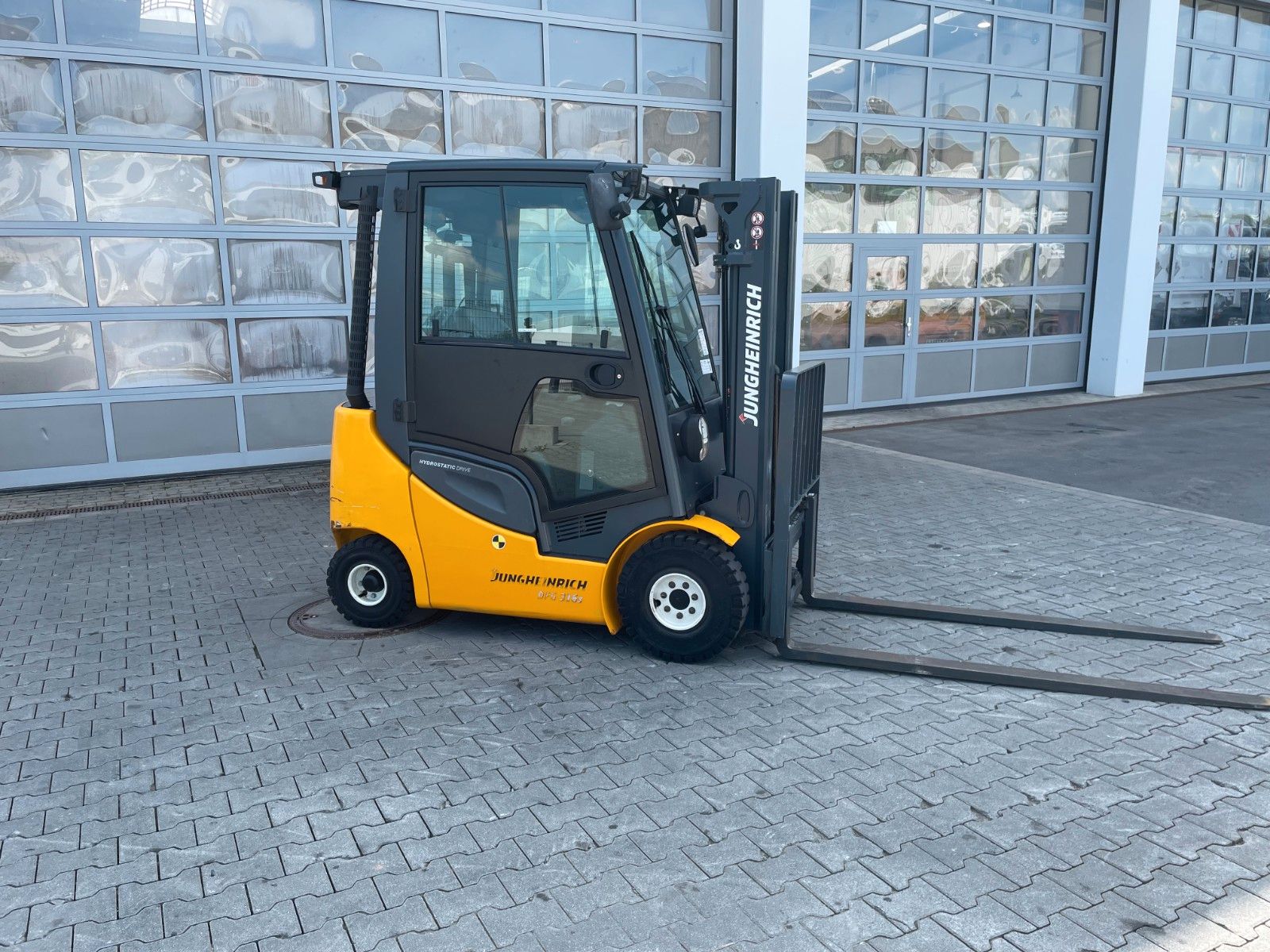 Fahrzeugabbildung Jungheinrich DFG 316s / Triplex: 4.4m / 2.008h / Klima / SS
