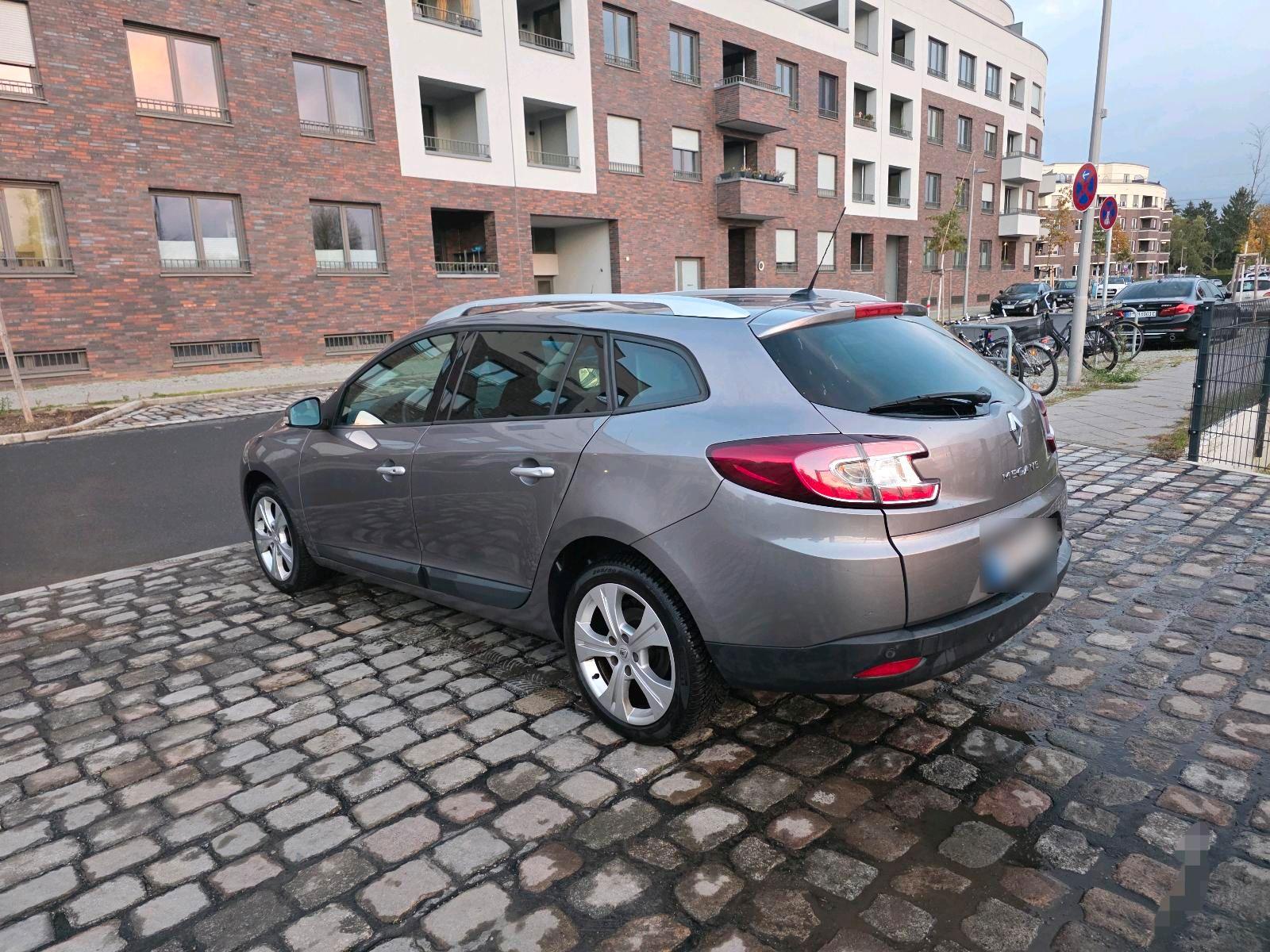 Renault Megane 2011 — салон