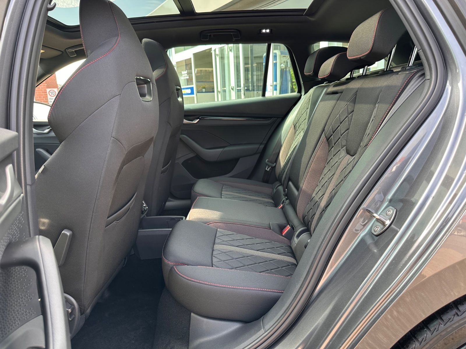 Fahrzeugabbildung SKODA Octavia Combi RS 2.0 TSI Matrix/Pano/Navi/ACC