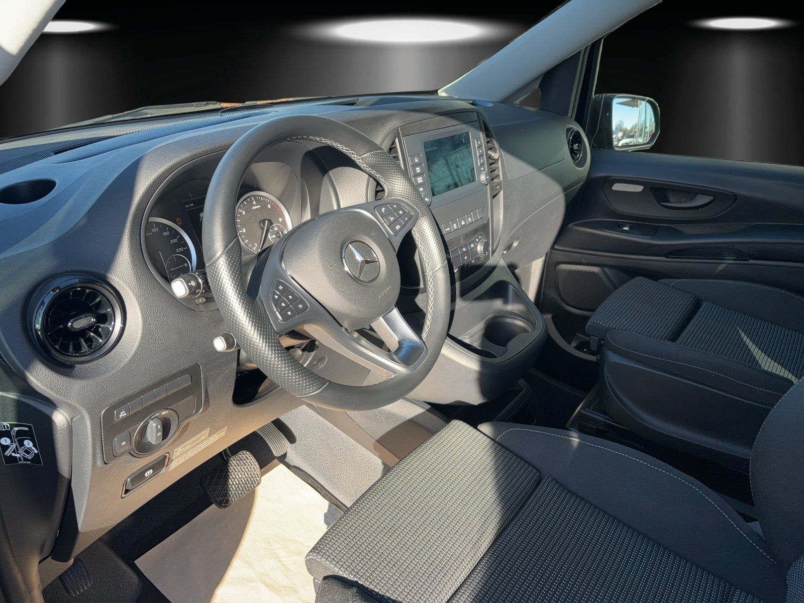 Fahrzeugabbildung Mercedes-Benz Marco Polo 220d ACTIVITY Eigenausbau Küche Solar