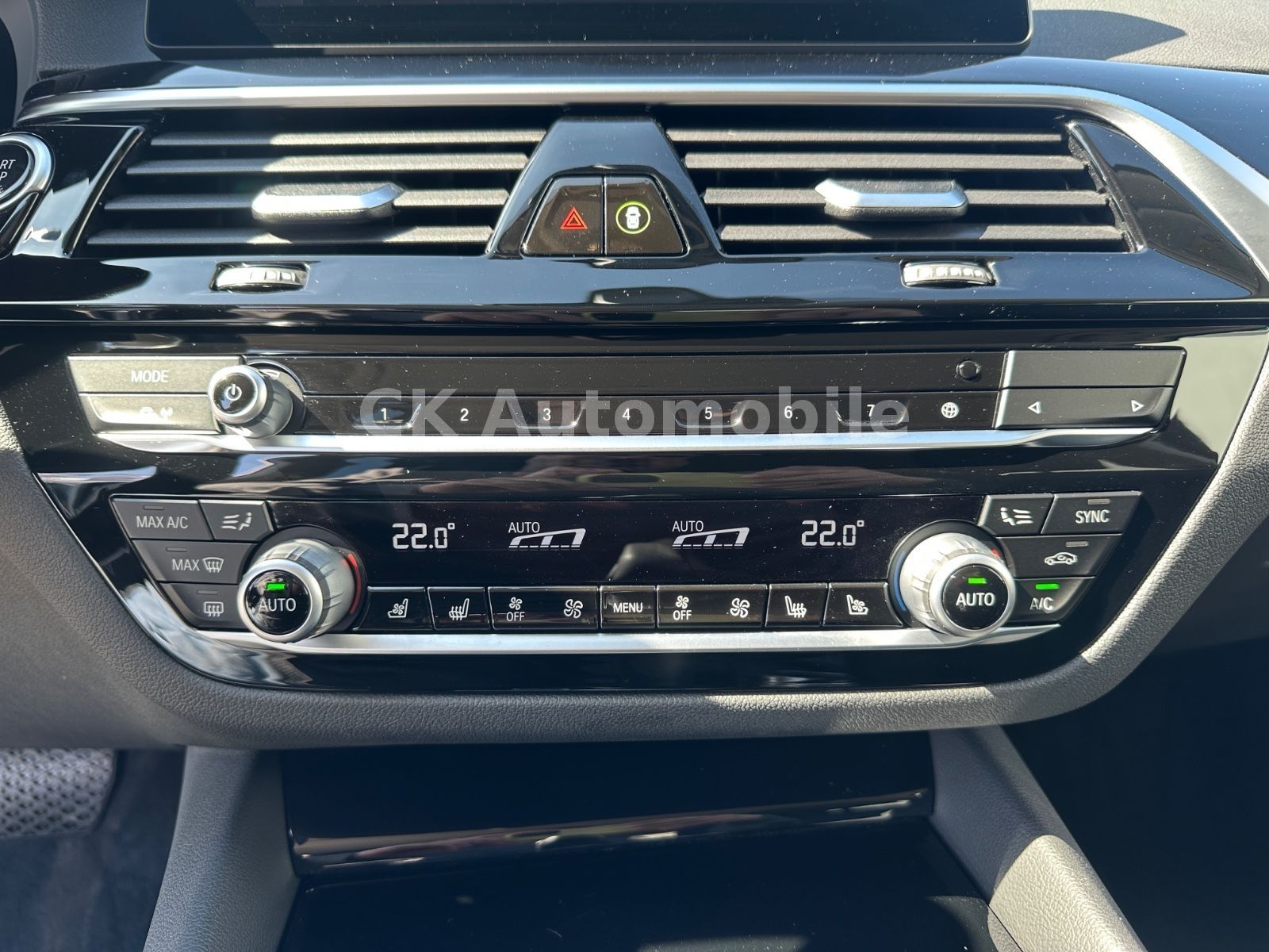 Fahrzeugabbildung BMW 530 i Lim. xDrive Sport Line/Navi/Leder/LED/Kam.