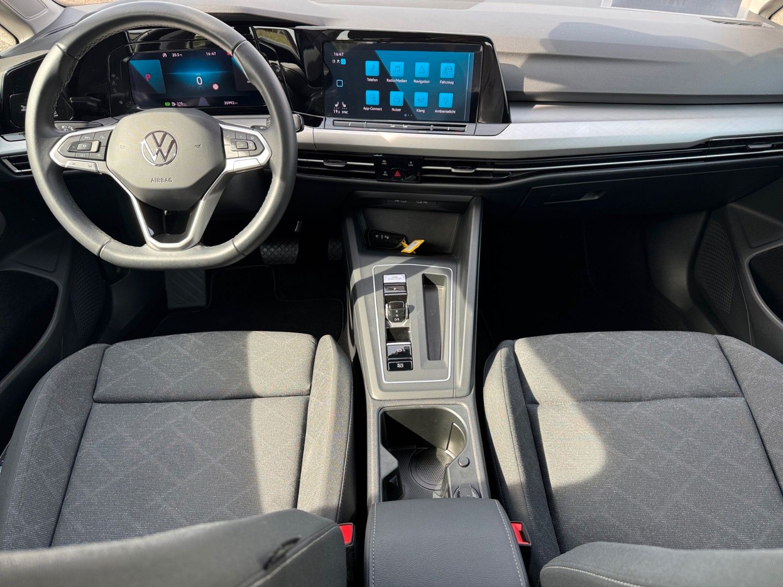Fahrzeugabbildung Volkswagen Golf VIII Variant Life 1.0 eTSI