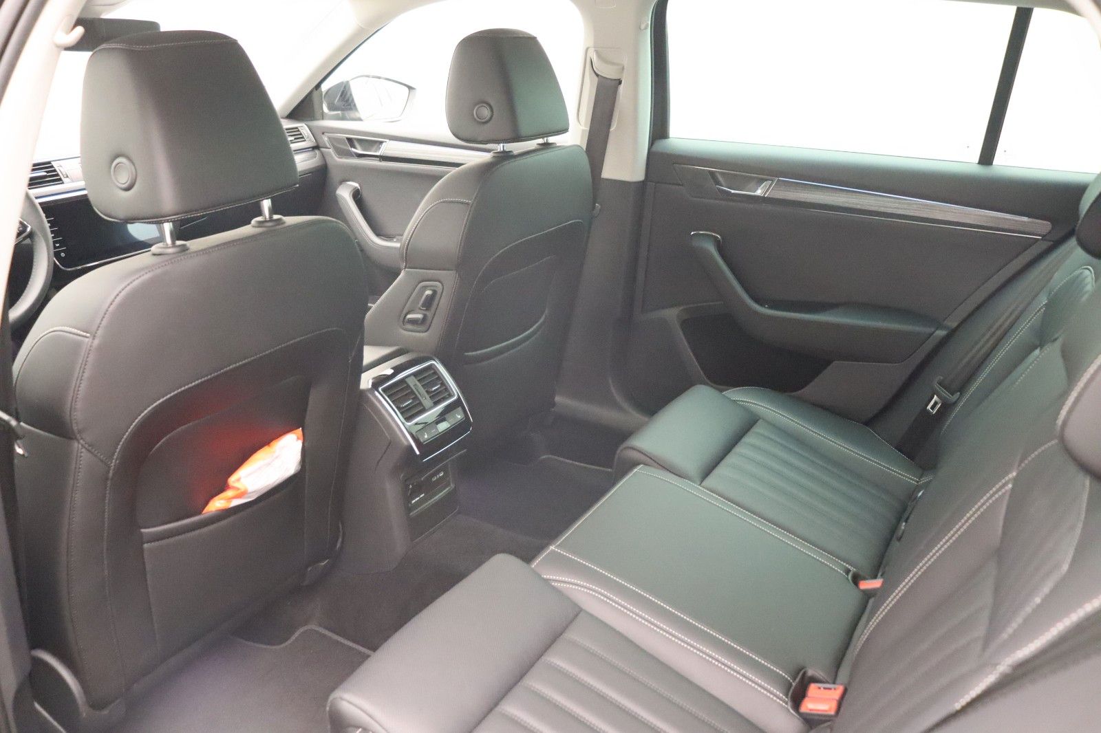 Fahrzeugabbildung SKODA Superb Combi 2.0 TDI Premium Edition Standheiz.