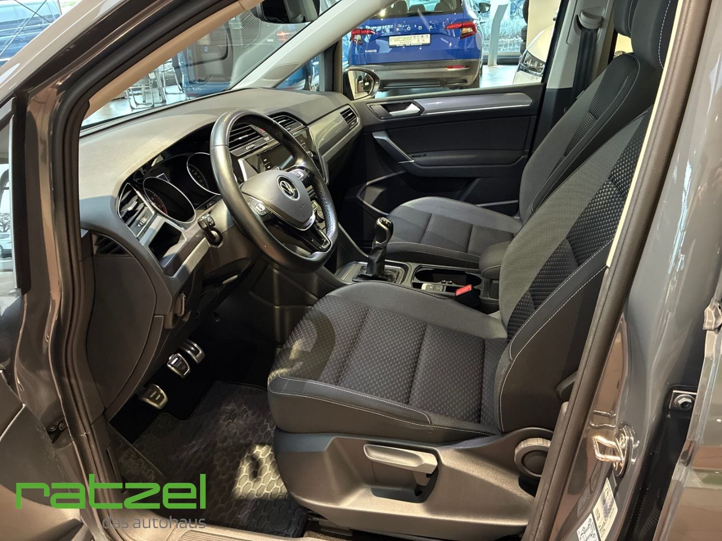 Fahrzeugabbildung Volkswagen Touran Active 1.5 TSI 6-Gang AHK+El. Panodach