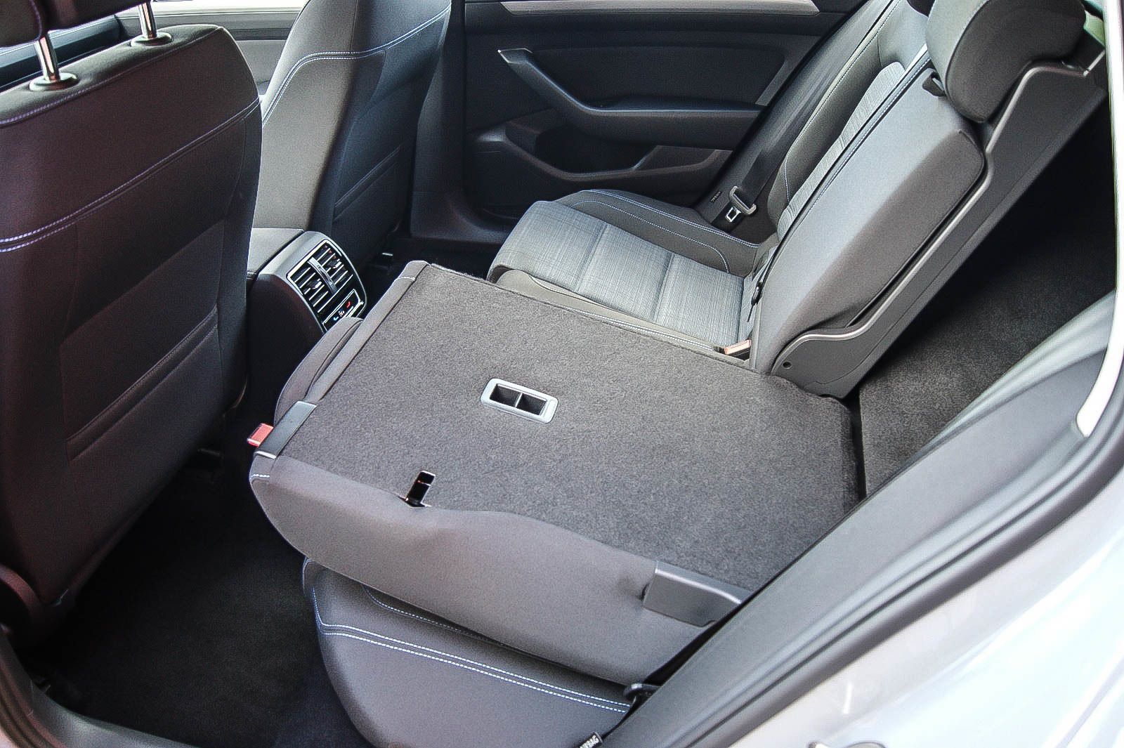 Fahrzeugabbildung Volkswagen Passat Variant HYBRID GTE IQ NAVIGATION 1.HAND