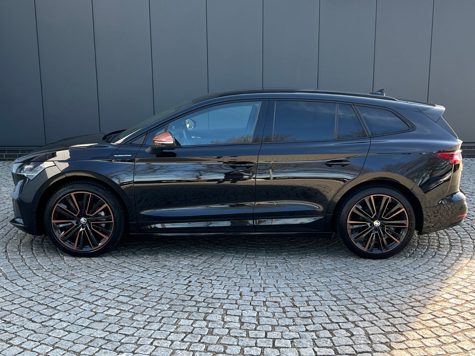 Fahrzeugabbildung SKODA Enyaq iV 80 Founders Edition *Wärmepumpe, Navi,