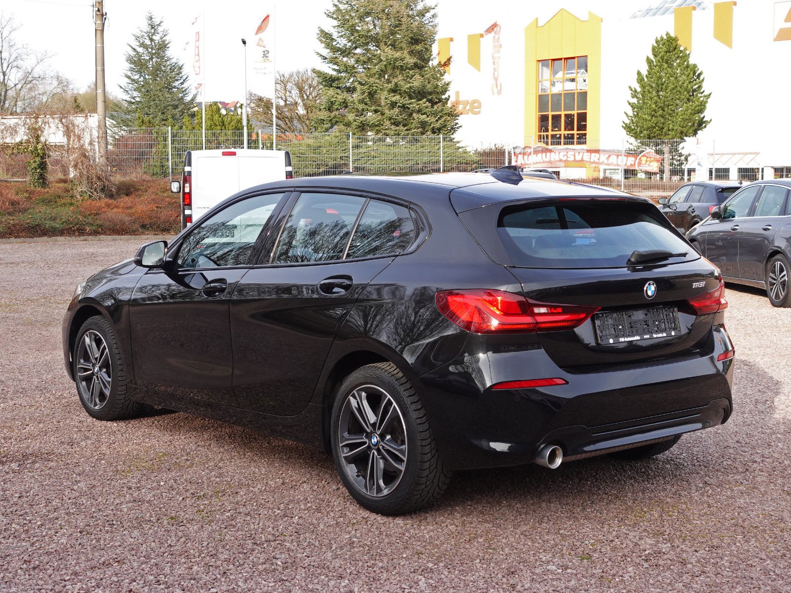 Fahrzeugabbildung BMW 118i Sport Line Navi CarPlay LED-Pkt.
