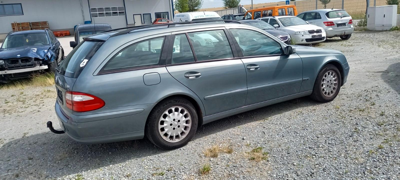 Mercedes-Benz E220 2004 — photo 9