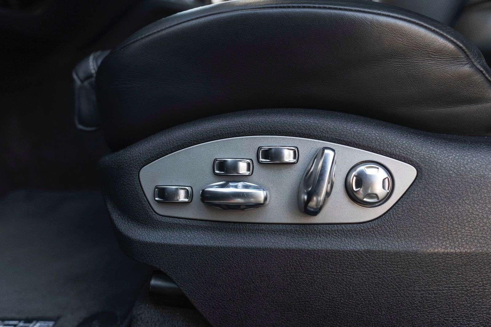 Fahrzeugabbildung Porsche Macan GTS PDLS+ KAM SPORT CHRONO LED PANO LUFT