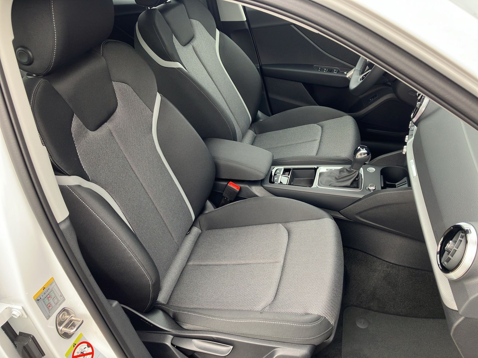 Fahrzeugabbildung Audi Q2 35 TFSI advanced S tronic Matrix Vorb. AHZV