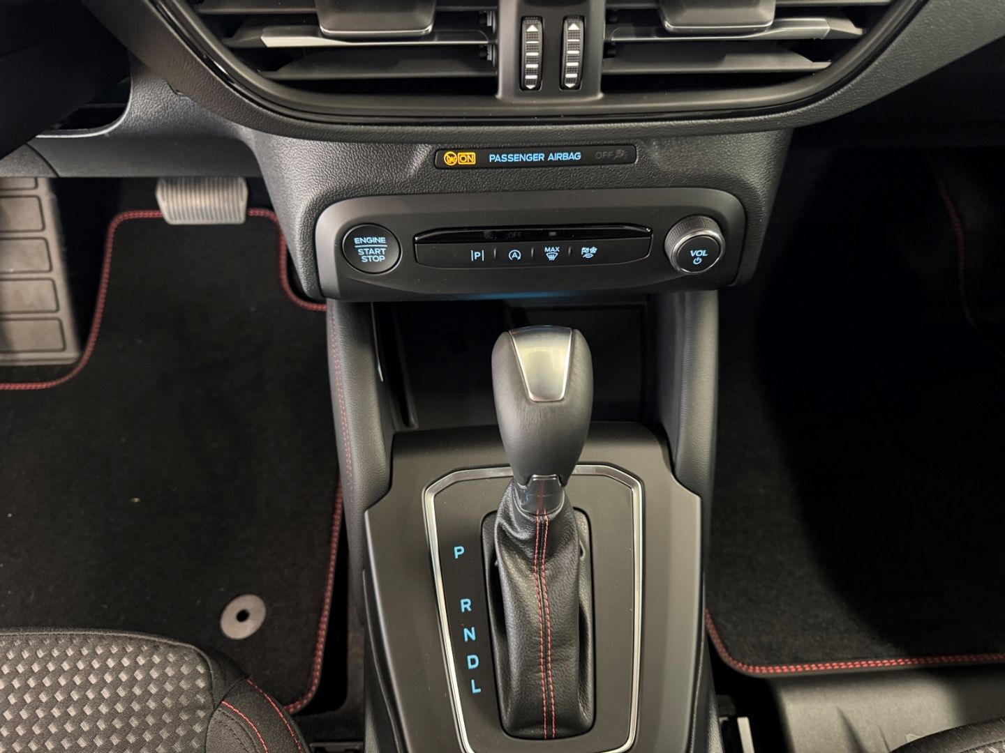 Fahrzeugabbildung Ford Focus Turnier ST-Line X B&O 18'' LED ACC Kamera
