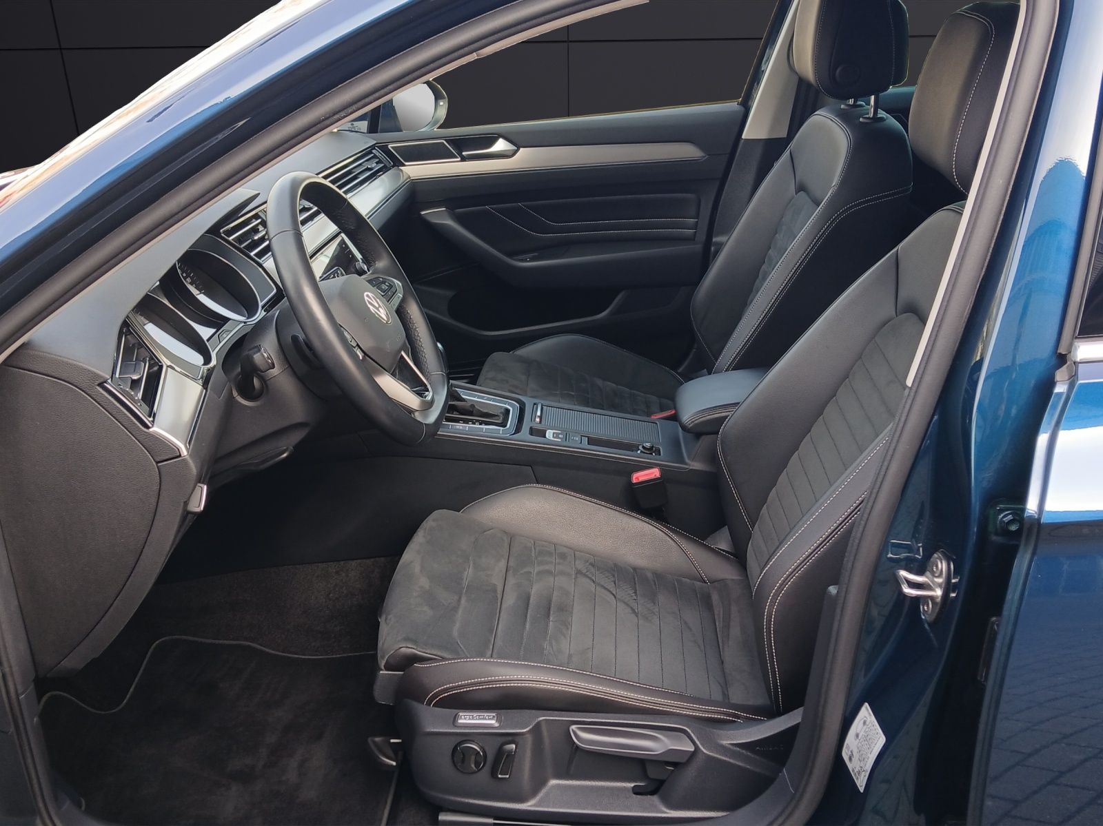 Fahrzeugabbildung Volkswagen Passat Variant TDI Elegance DSG Matrix AHK Navi