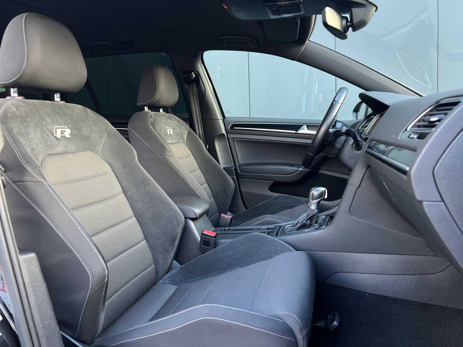 Fahrzeugabbildung Volkswagen Golf VII Variant R 2.0 TSI DSG 4MOTION *LED,DYNA