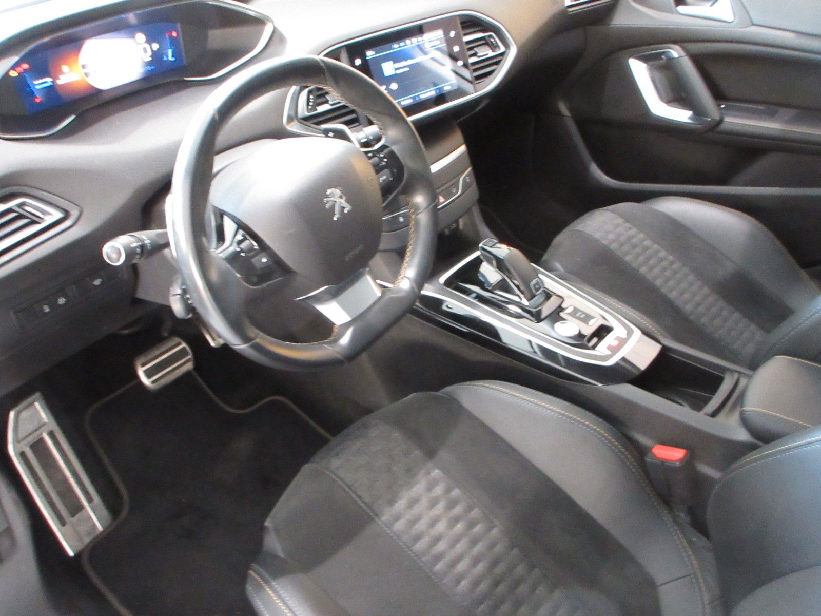 Fahrzeugabbildung Peugeot 308 Allure 1.2T LED/NAVI/R´CAM/PDC/VIRTUAL