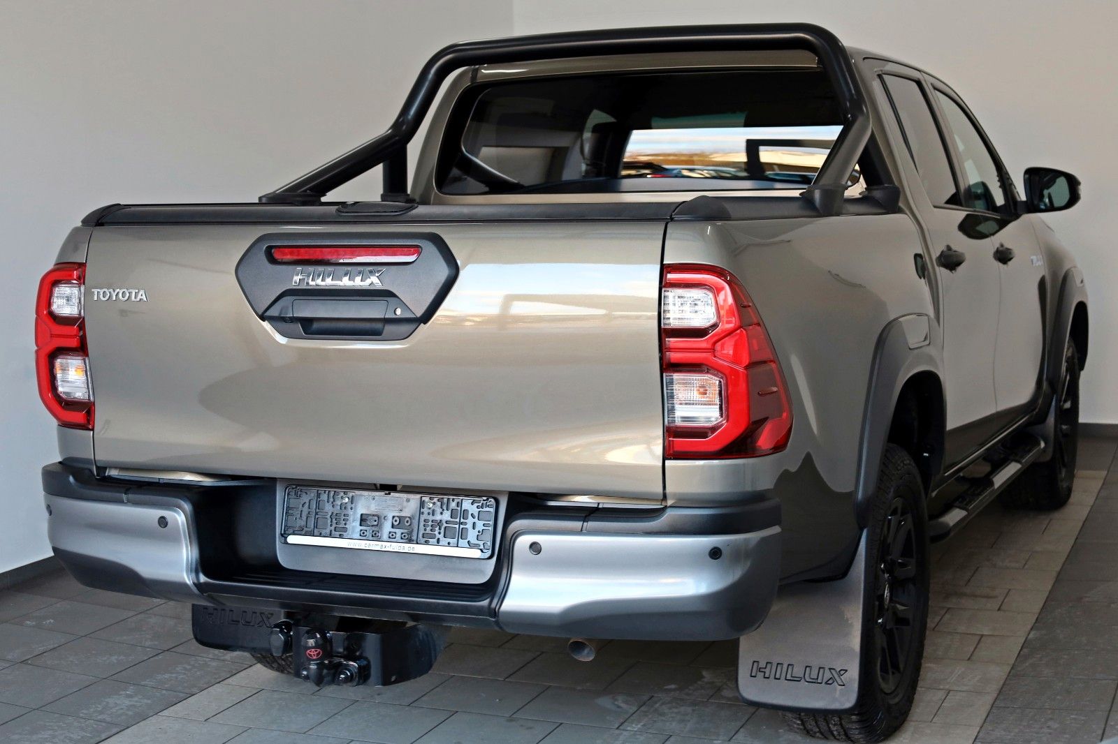 Fahrzeugabbildung Toyota Hilux 2.8 D-4D Invincible, Rollbügel, Rollo, AHK