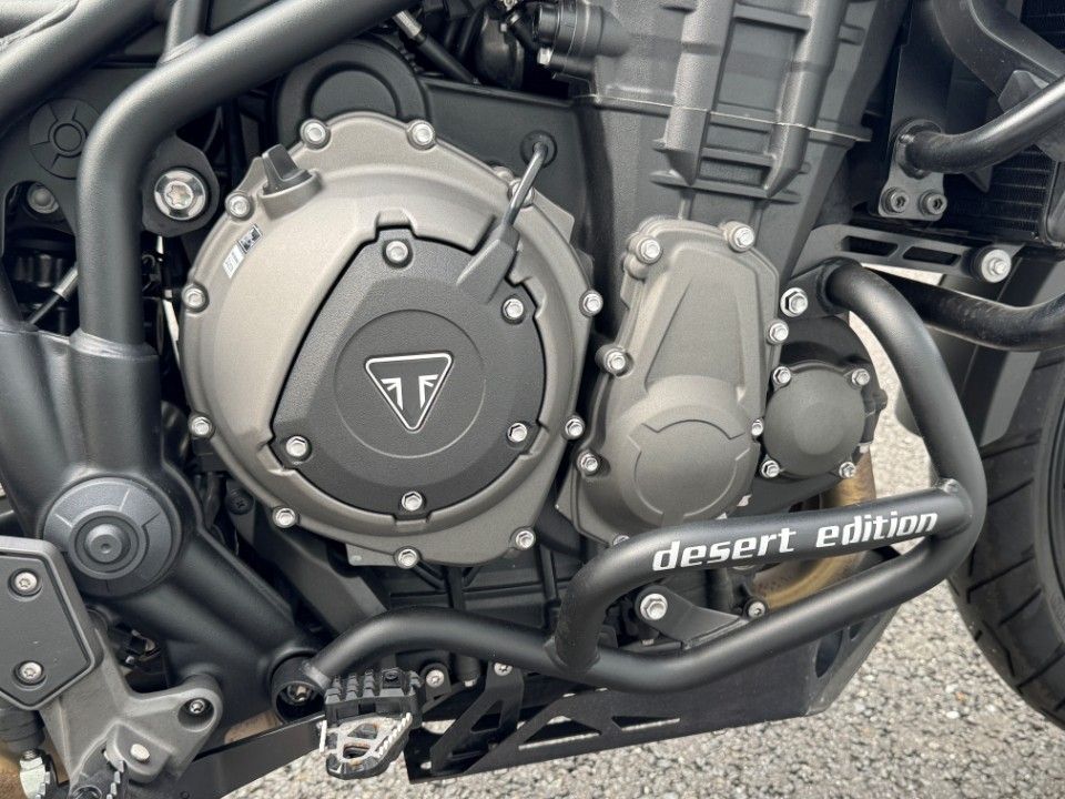 Fahrzeugabbildung Triumph Tiger 1200er Desert Edition Koffer Bügel Scheibe