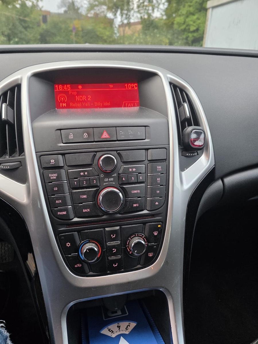Opel Astra 2013 — photo 12