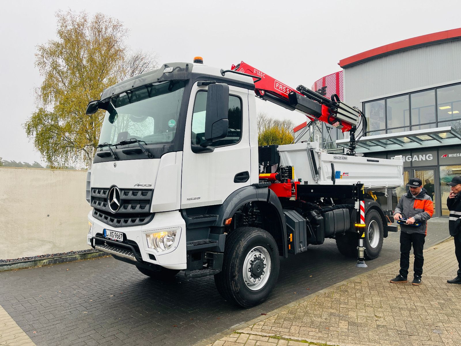 Fahrzeugabbildung Mercedes-Benz Arocs 1835  4x4 Meiller Fassi F135 Kran Kipper