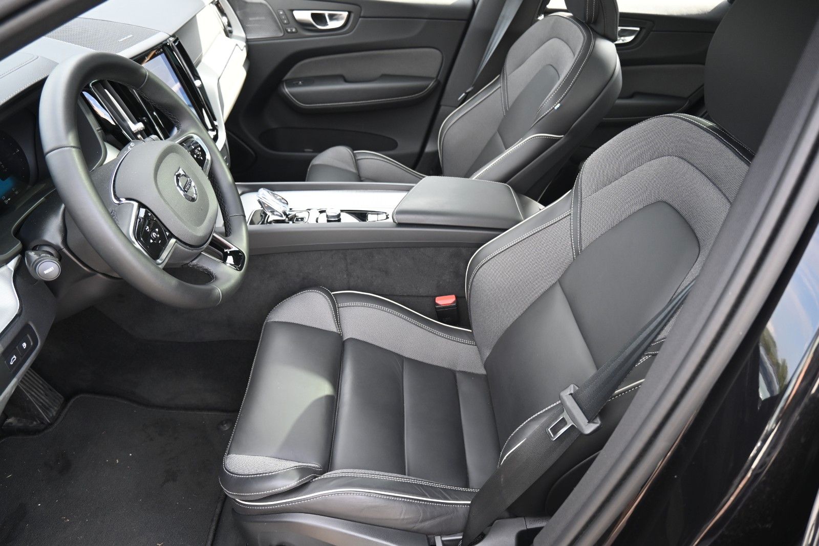 Fahrzeugabbildung Volvo XC60 T8 Ultimate Black Edit.*360°*AHK*HUD*PANO*
