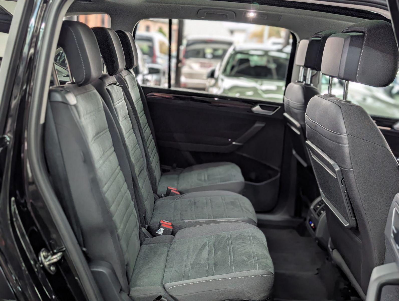 Fahrzeugabbildung Volkswagen Touran R-LINE HIGHLINE BLACK PANO AHK 7S KINDERS