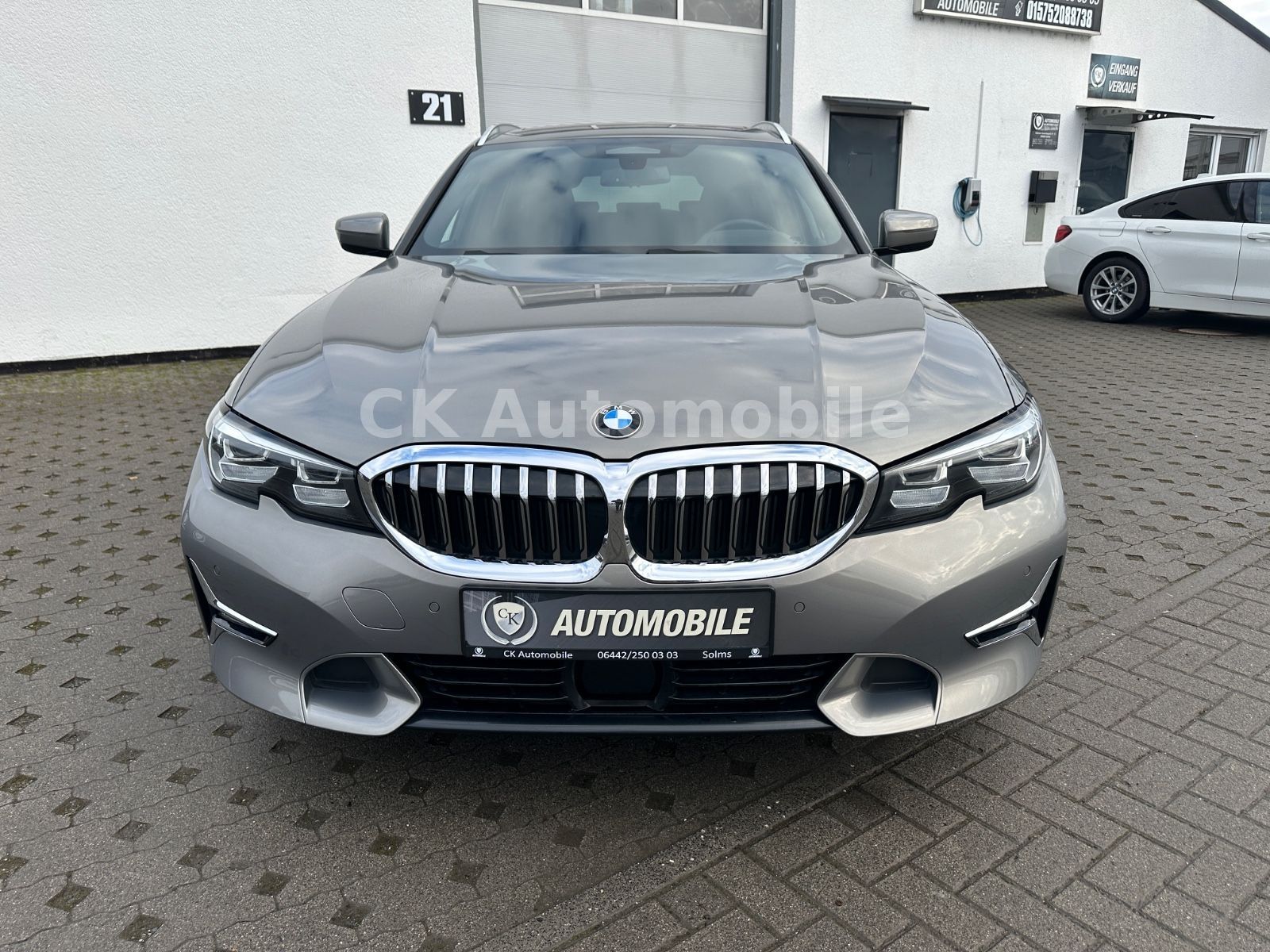 Fahrzeugabbildung BMW 330e Touring Luxury-Line/Leder/Head-Up/Pano/LED