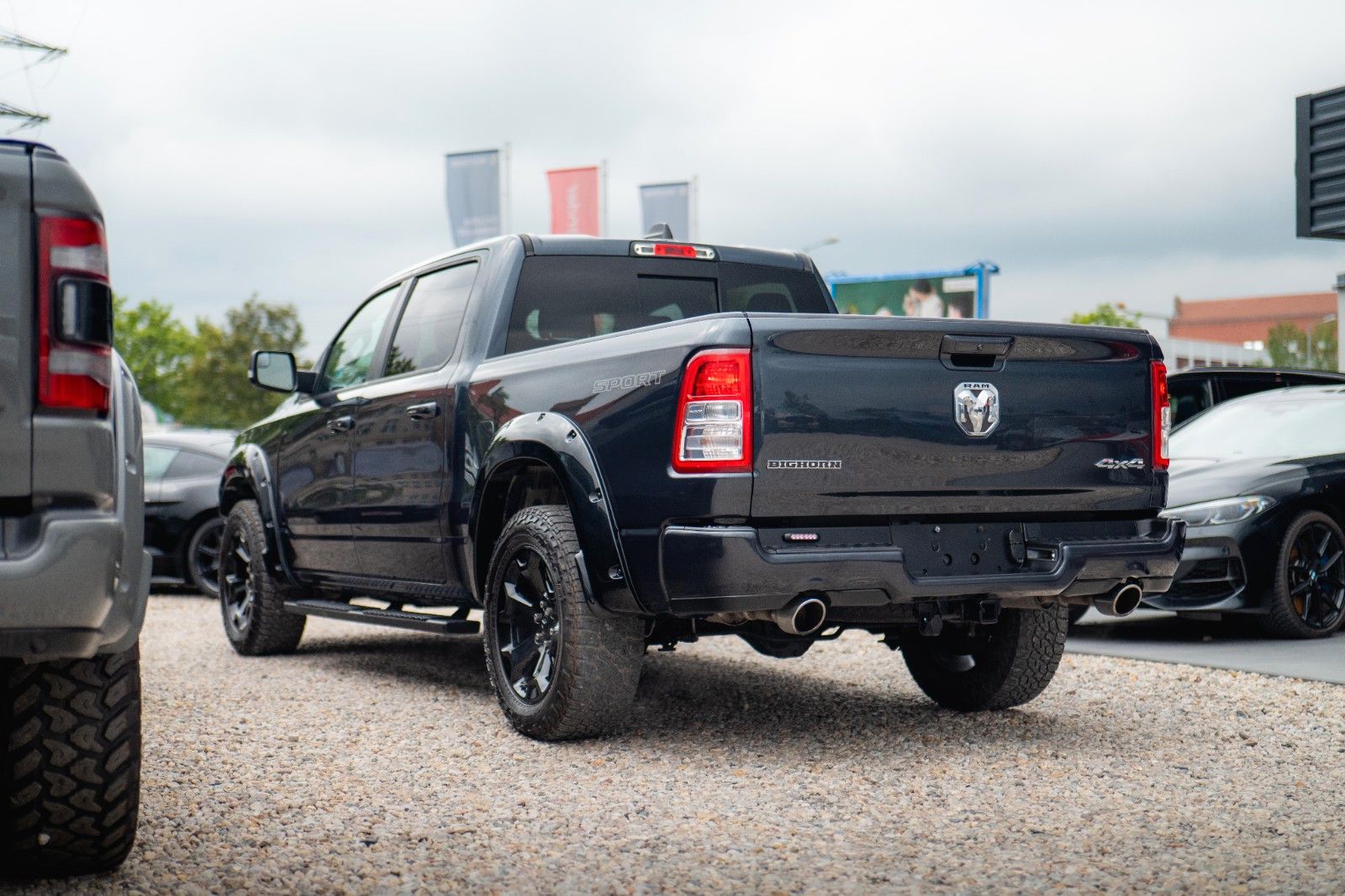 Fahrzeugabbildung Dodge RAM 5.7 V8 HEMI 4x4 OFFROAD Night Limited 19%