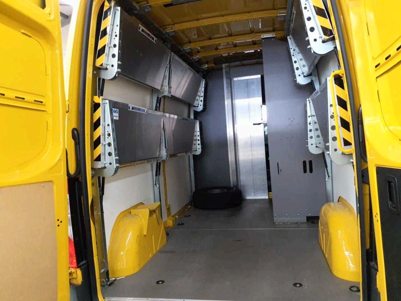 Fahrzeugabbildung Mercedes-Benz eSprinter 312 DHL Regal KEP-Ausbau