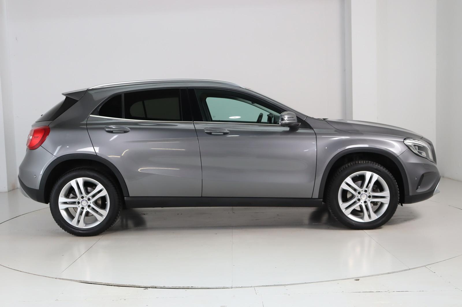 Mercedes-Benz GLA 200 Score * Bi- Xenon * Navi * SHZ *