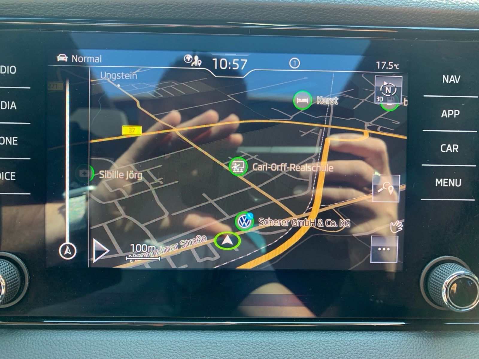 Fahrzeugabbildung SKODA Karoq 2.0 TSI DSG Sportline 4x4 OPF Pan.Dach
