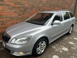 Skoda Octavia Combi Elegance/Euro5 - Skoda Octavia aus 2012 mit Diesel-Antrieb: Kombi