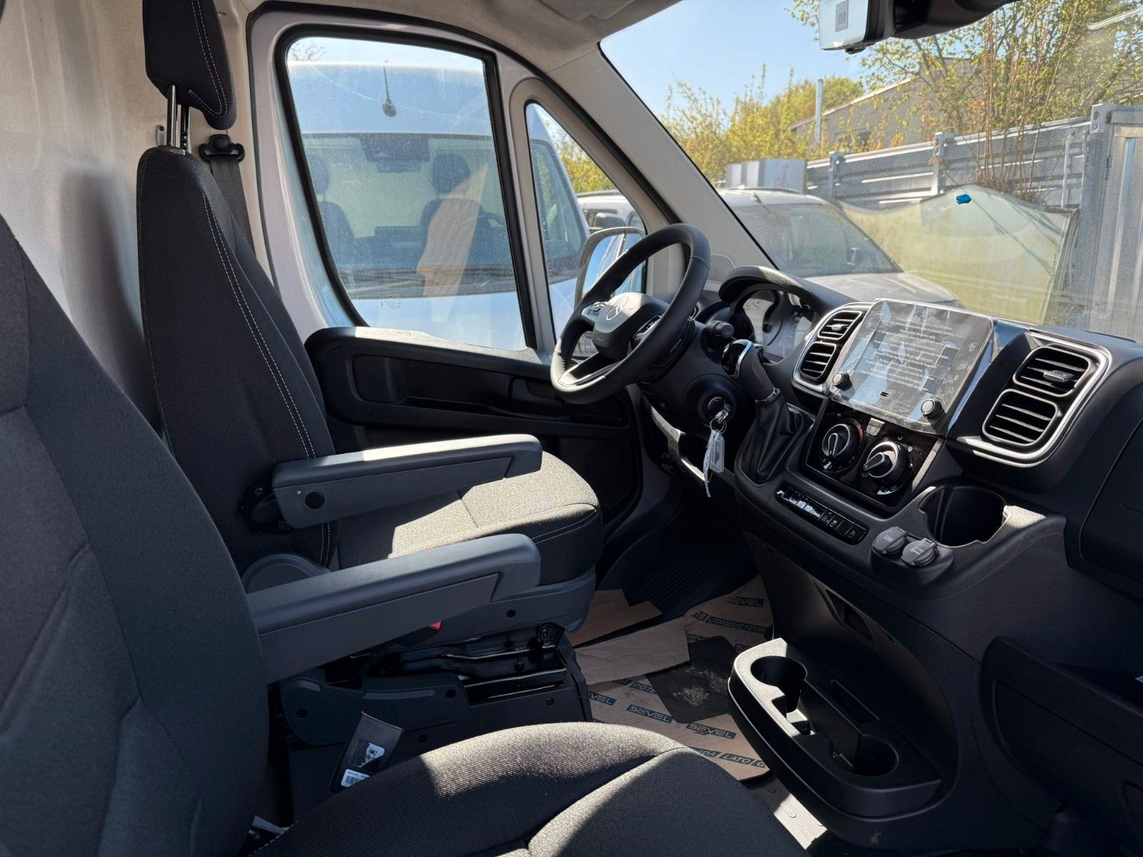 Fahrzeugabbildung Citroën Jumper Kasten 35 L2H2 BlueHDi 140 Automatik
